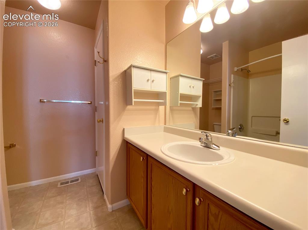 Image 15 of 19: Bathroom