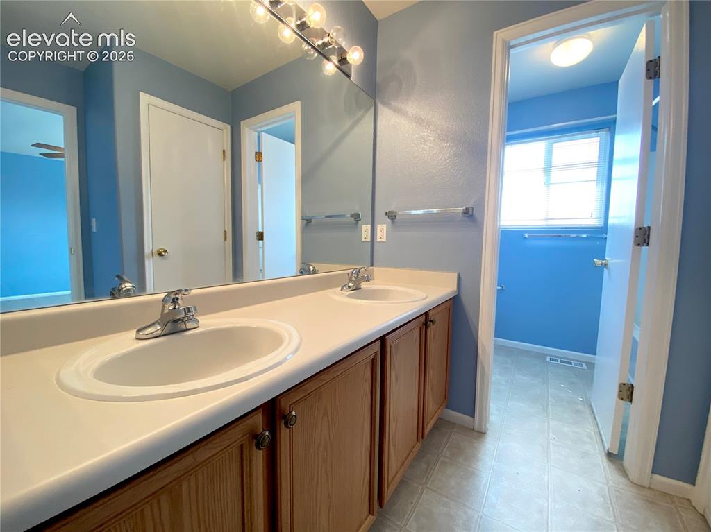 Image 16 of 19: Bathroom