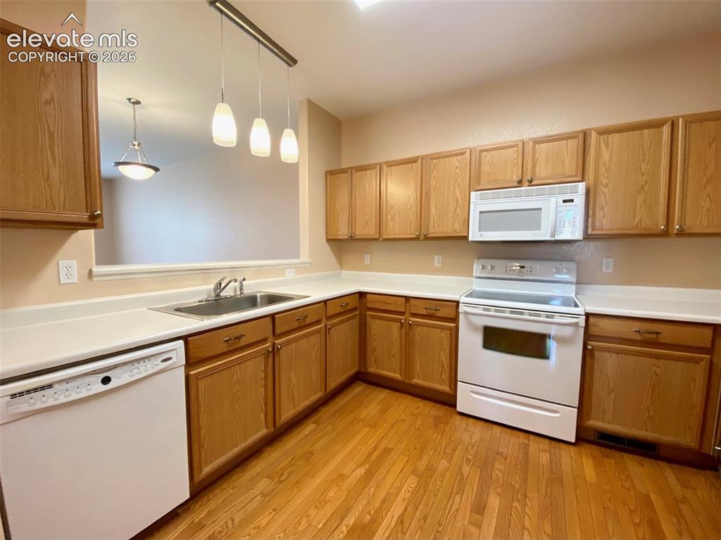 Image 6 of 19: Kitchen