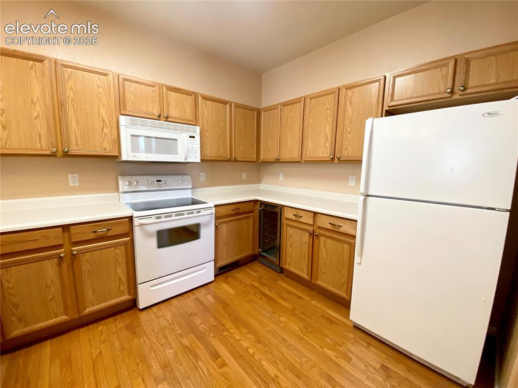 Image 7 of 19: Kitchen