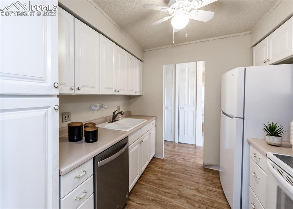 Image 10 of 49: Kitchen