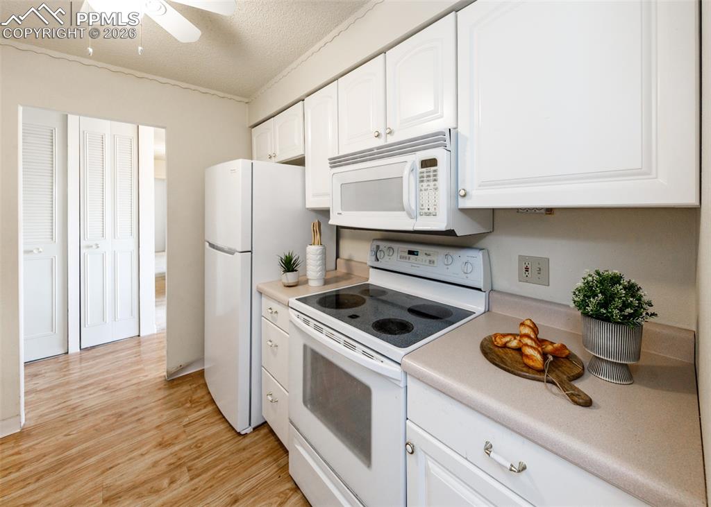 Image 12 of 49: Kitchen