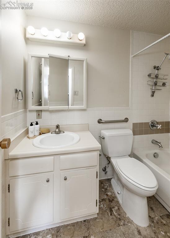 Image 37 of 49: Bathroom