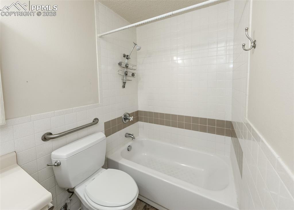 Image 38 of 49: Bathroom