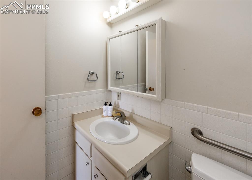 Image 39 of 49: Bathroom