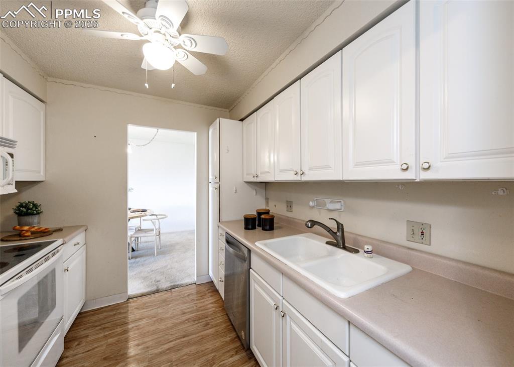 Image 7 of 49: Kitchen