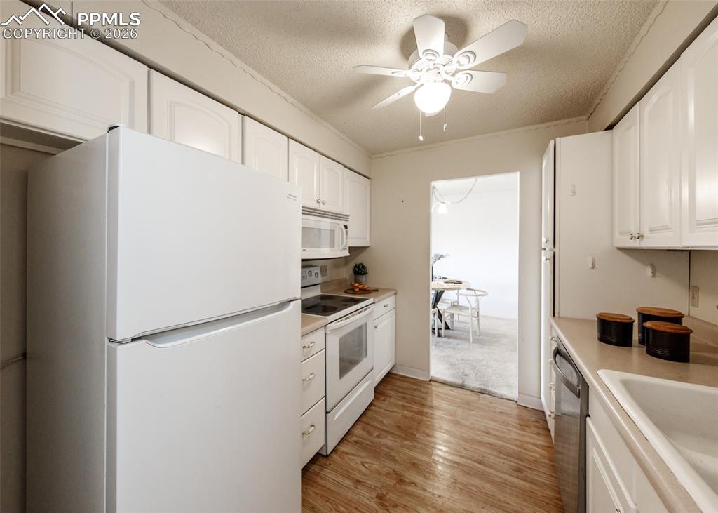 Image 9 of 49: Kitchen