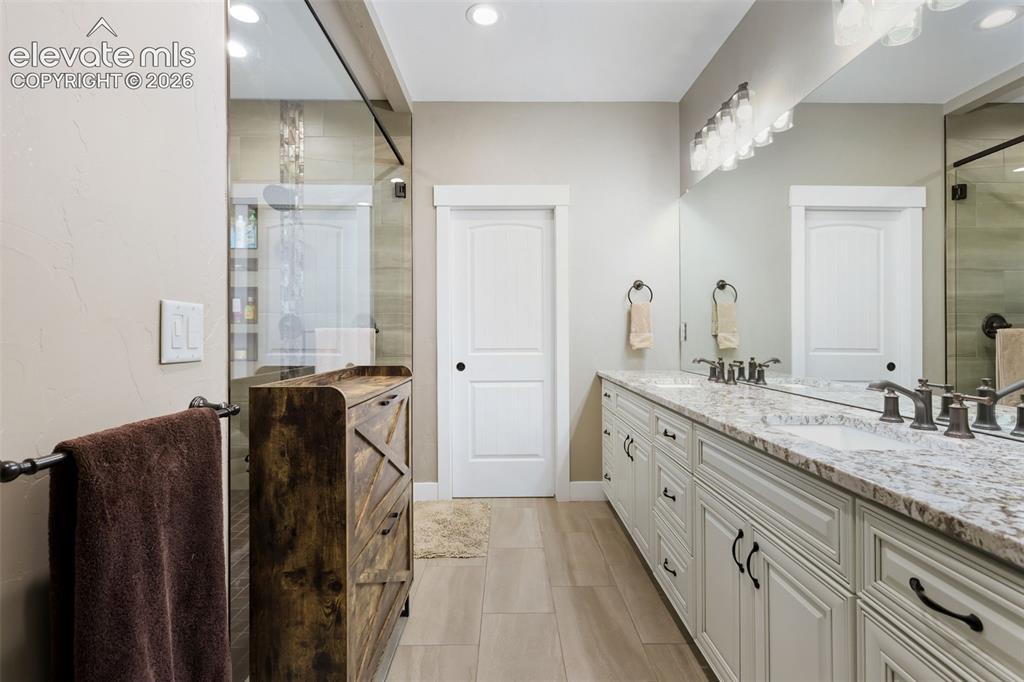Image 16 of 38: Bathroom