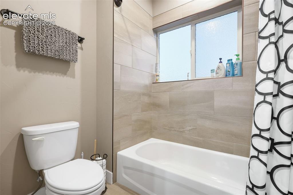 Image 19 of 38: Bathroom