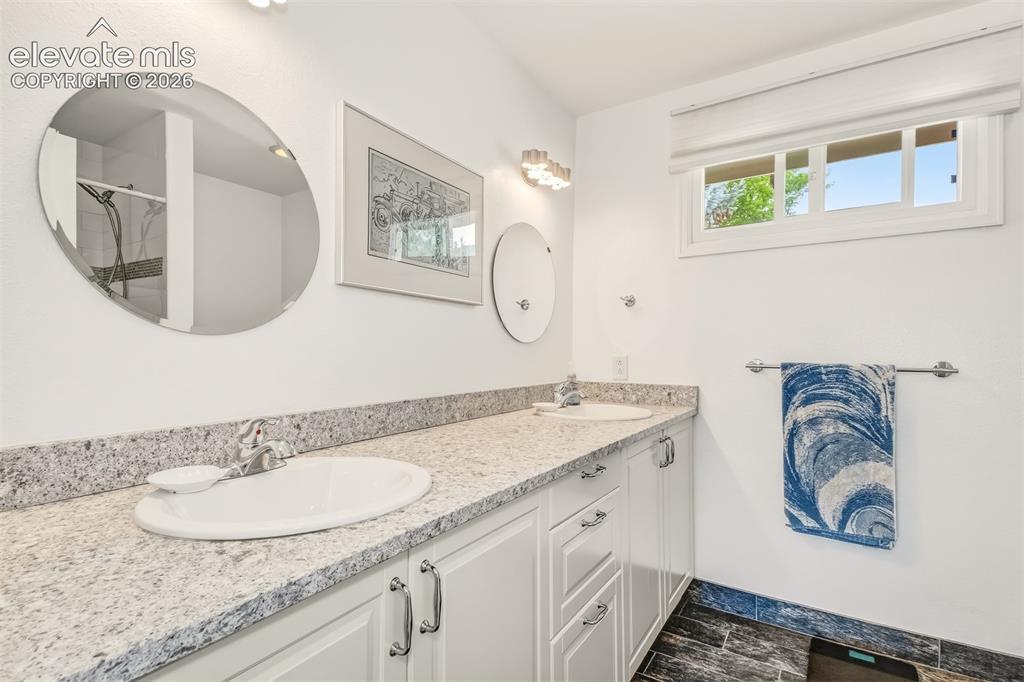 Image 14 of 39: 4 piece primary en suite bath with quarts counters