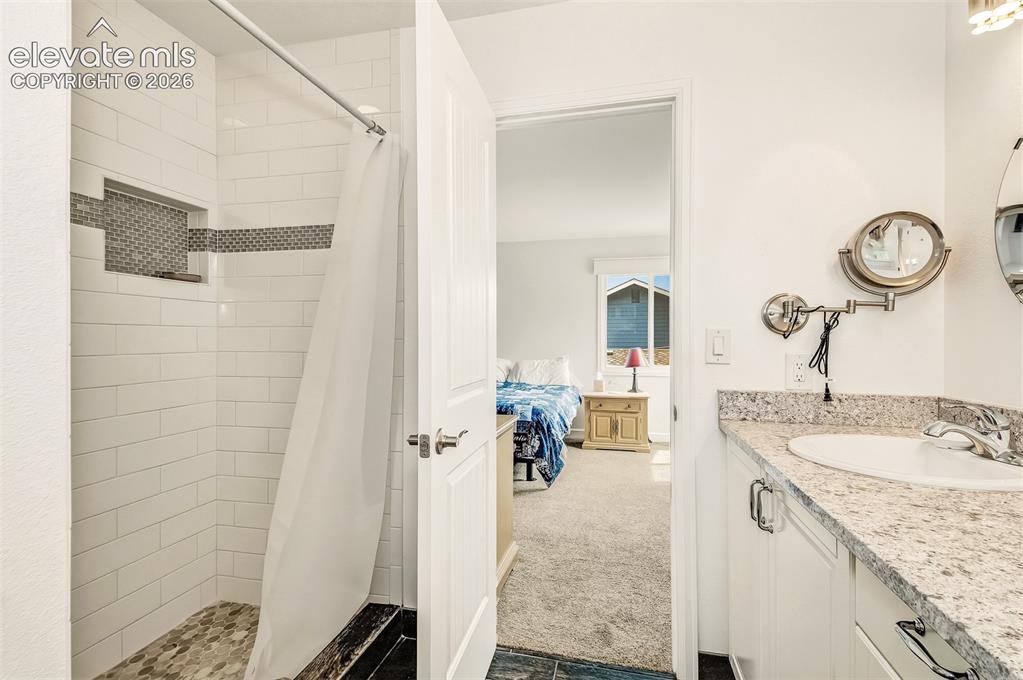 Image 15 of 39: 4 piece primary en suite bath with quarts counters