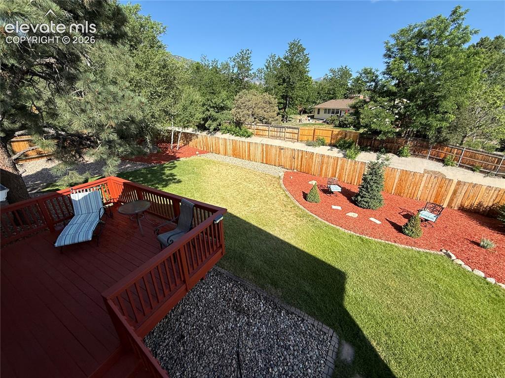 Image 32 of 39: Large fenced back yard