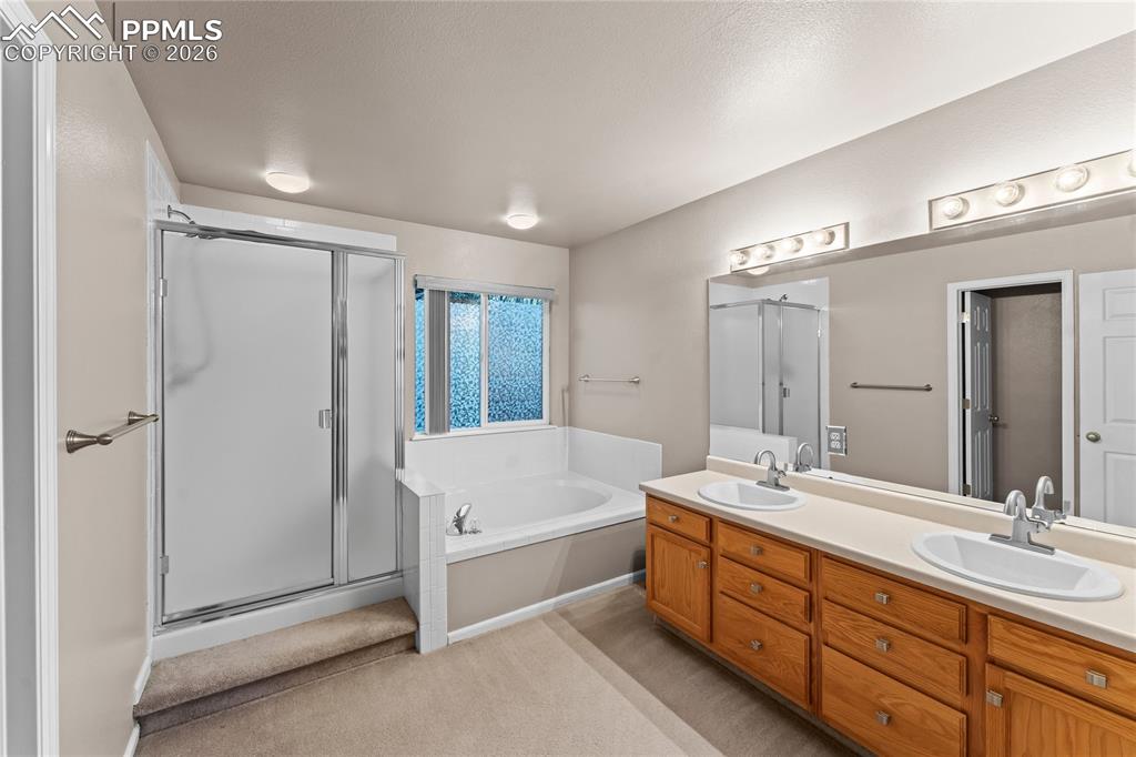 Image 24 of 44: Bathroom