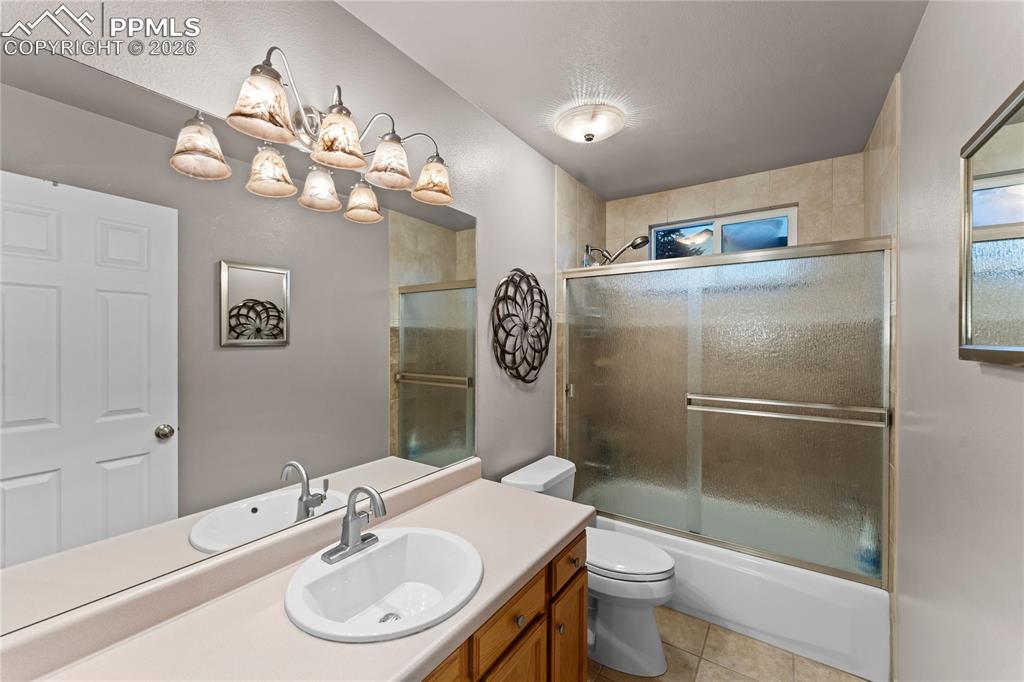 Image 27 of 44: Bathroom