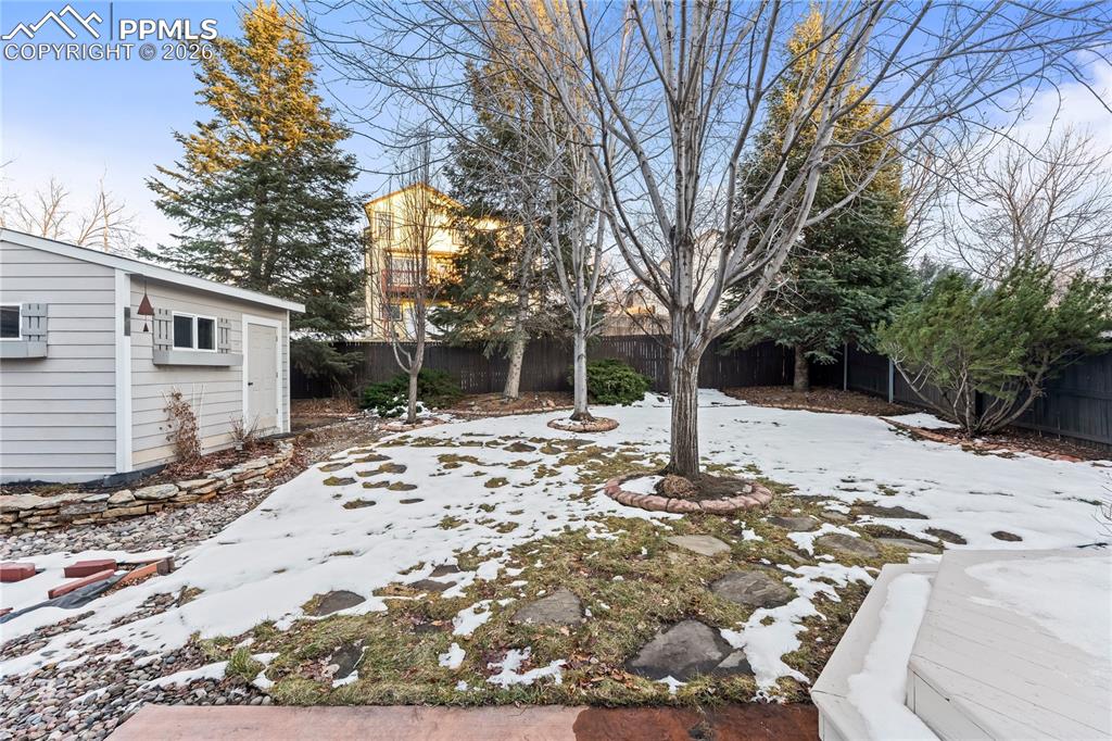 Image 39 of 44: Yard