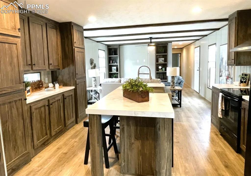 Image 13 of 37: Kitchen