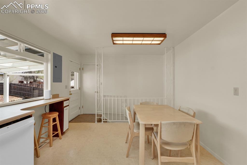 Image 10 of 25: Cozy dining space