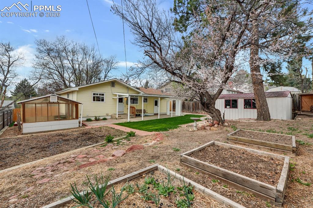 Image 23 of 25: Garden beds