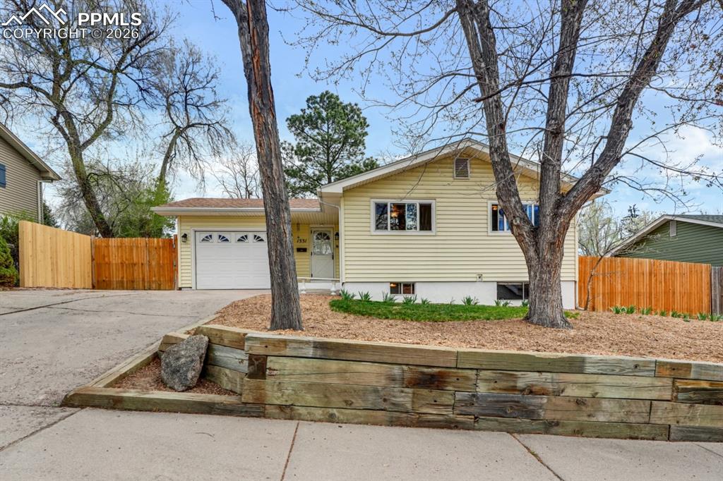 Image 24 of 25: East Facing Driveway