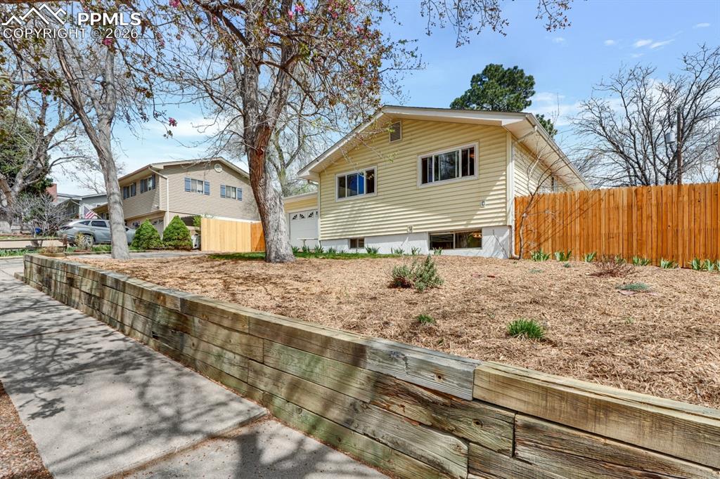 Image 6 of 25: Great landscaping