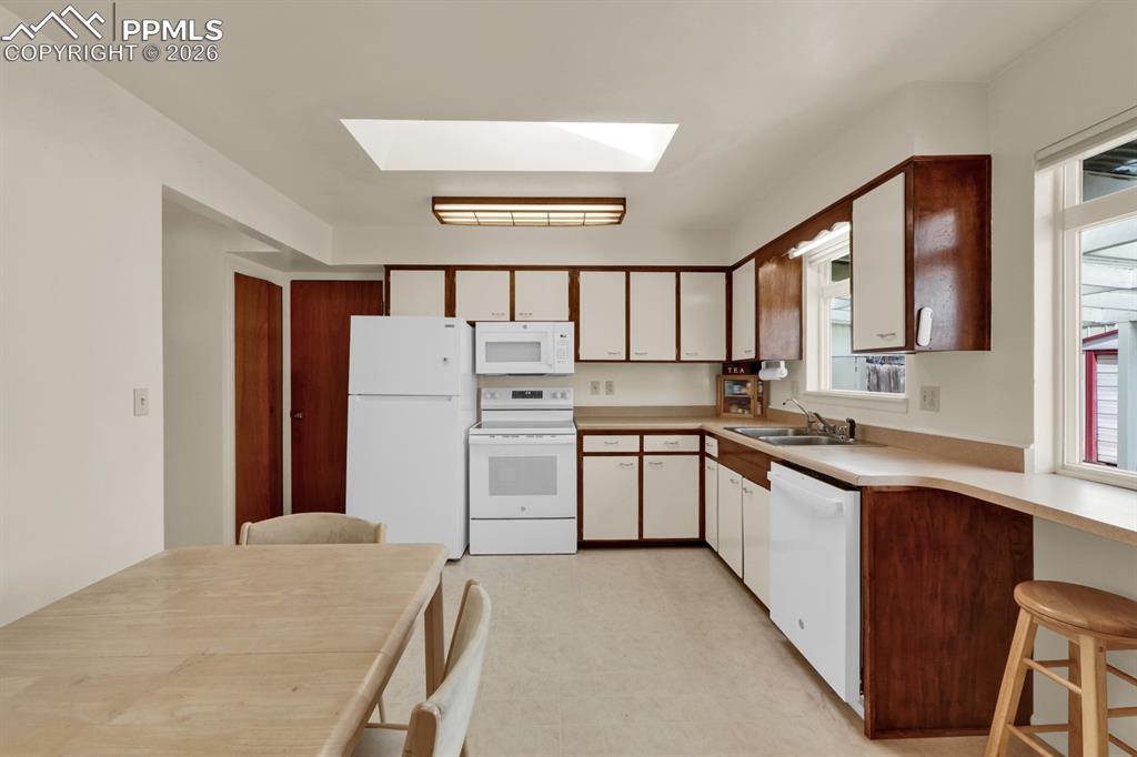 Image 8 of 25: NEWER Appliances!!