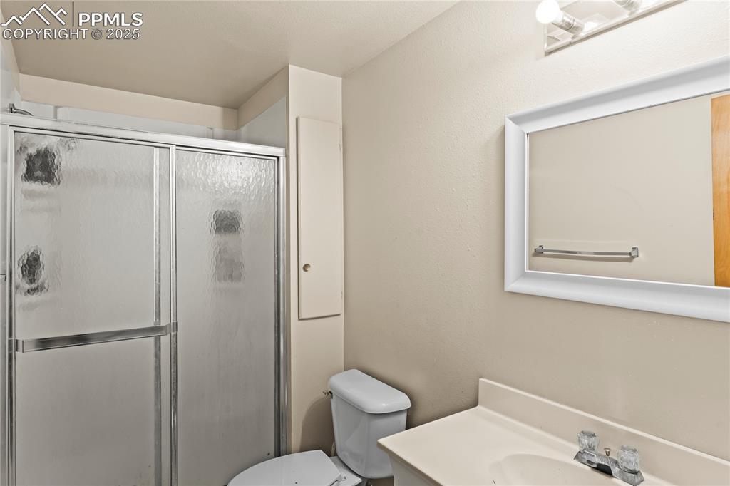 Image 17 of 38: Basement en-suite bathroom