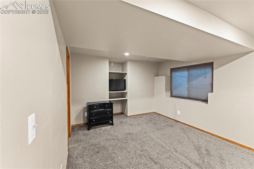 Image 19 of 38: Basement bedroom with en-suite