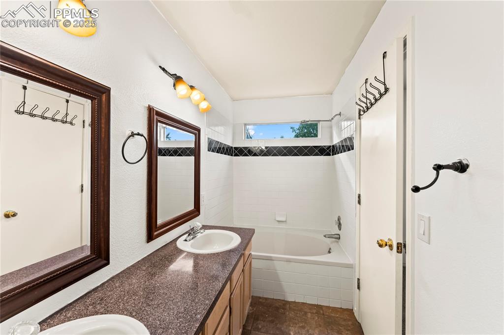 Image 26 of 38: Primary bedroom en-suite