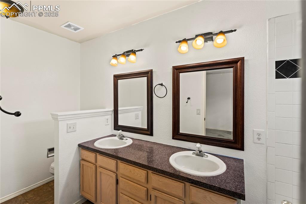 Image 27 of 38: Primary bedroom en-suite