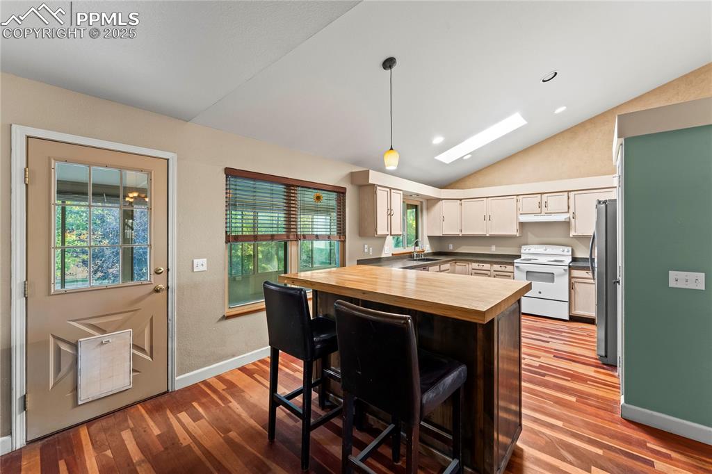 Image 6 of 38: Kitchen