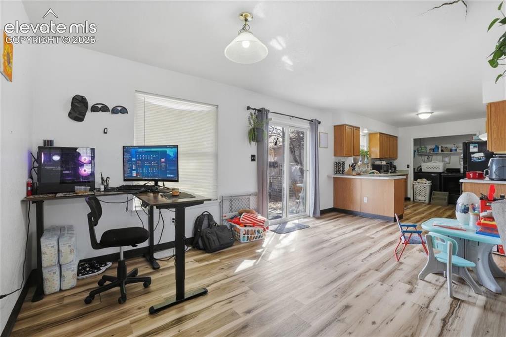 Image 17 of 25: Dining Area