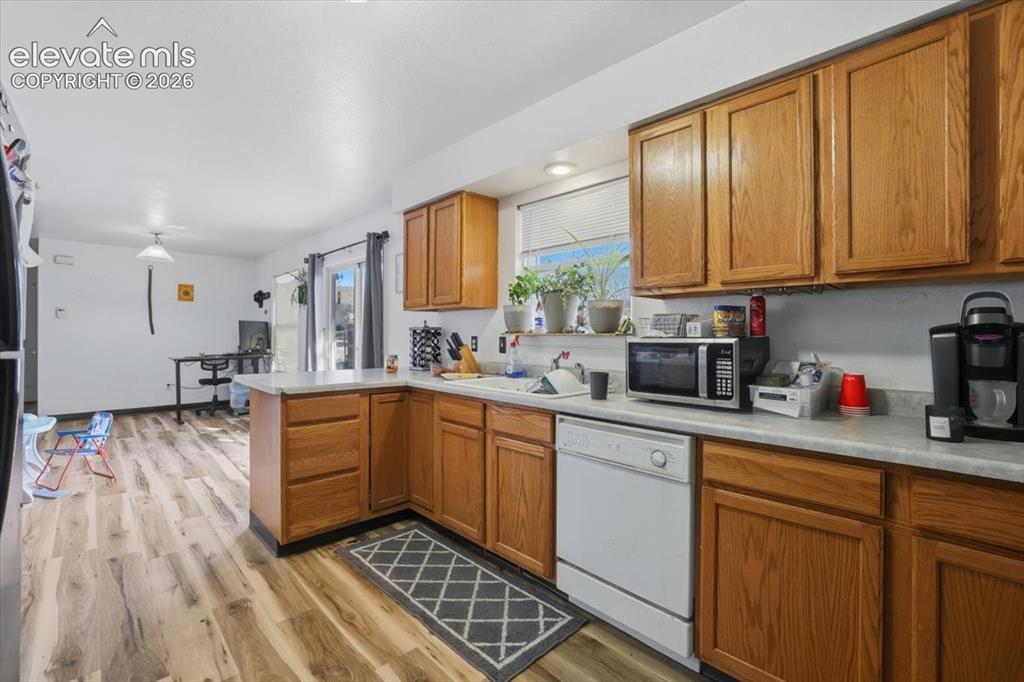 Image 18 of 25: Kitchen