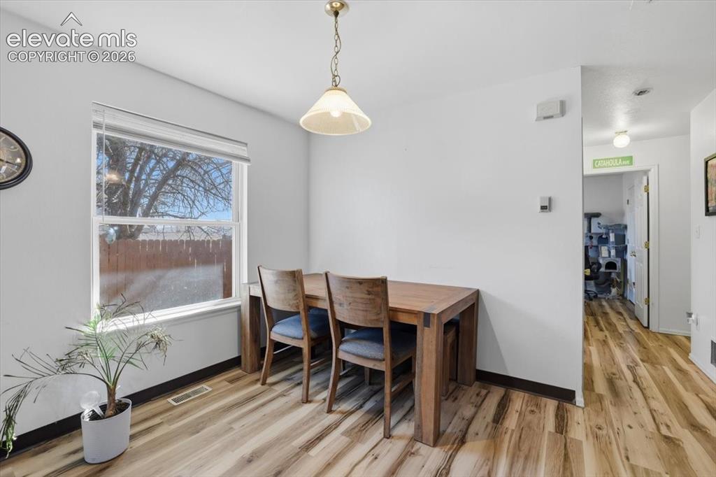 Image 7 of 25: Dining Area