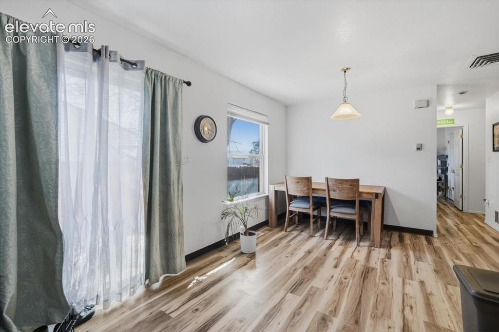 Image 8 of 25: Dining Area
