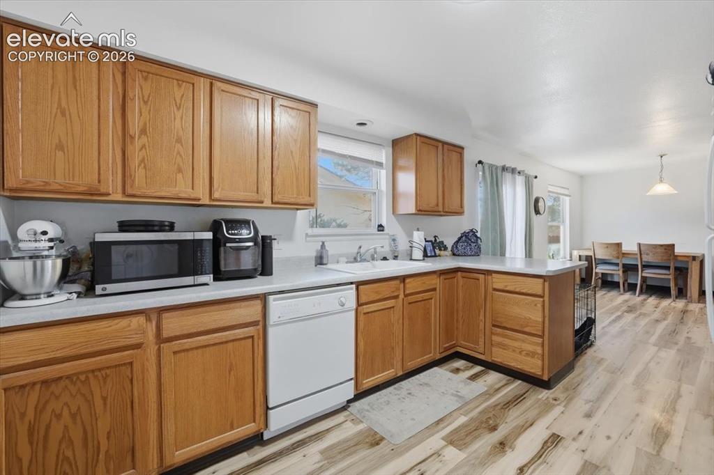 Image 9 of 25: Kitchen