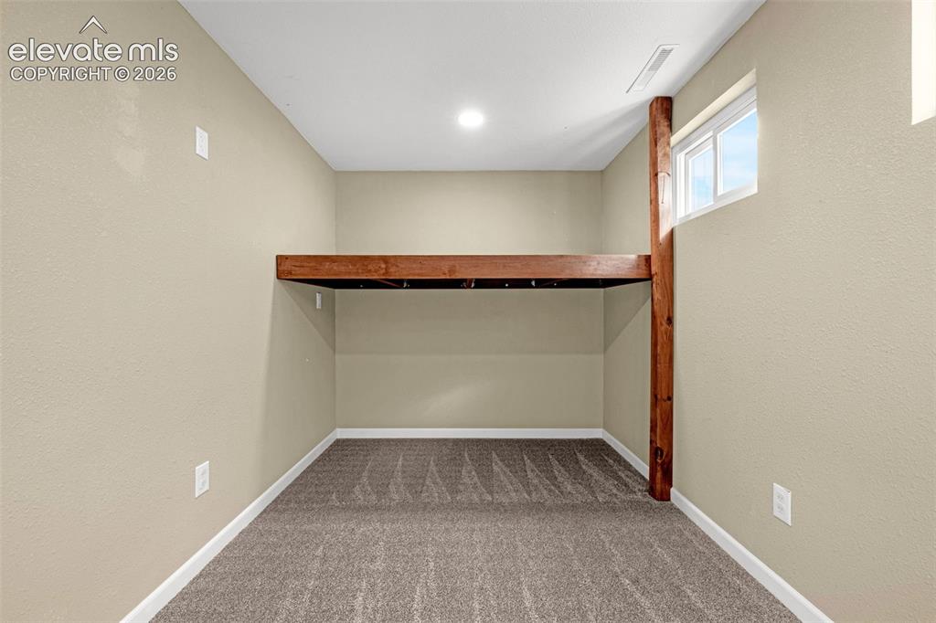 Image 17 of 36: Dining Area