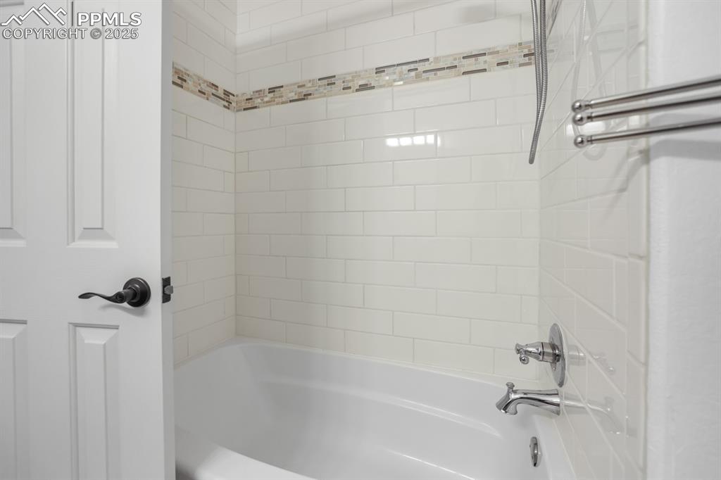 Image 28 of 44: Bathroom