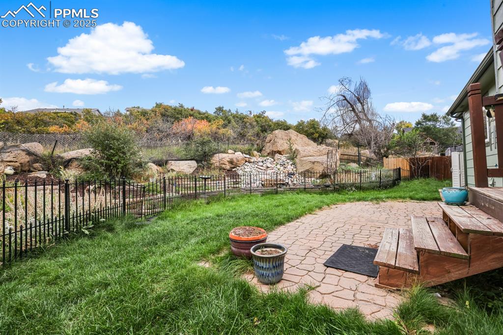 Image 38 of 44: Yard