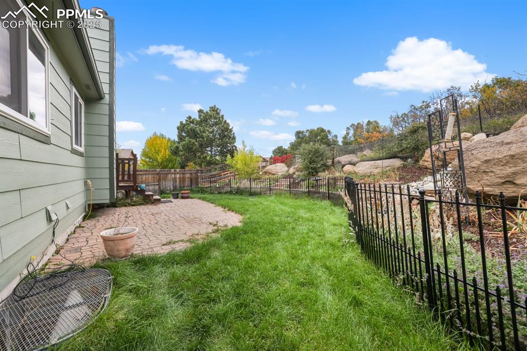 Image 41 of 44: Yard