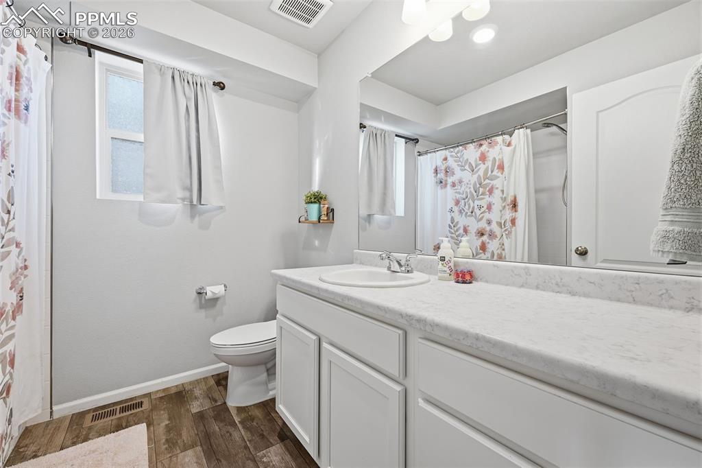 Image 17 of 24: Bathroom