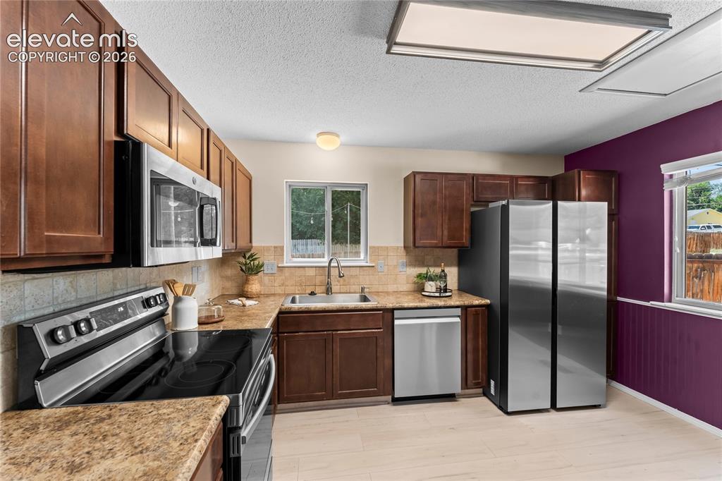 Image 10 of 40: Kitchen