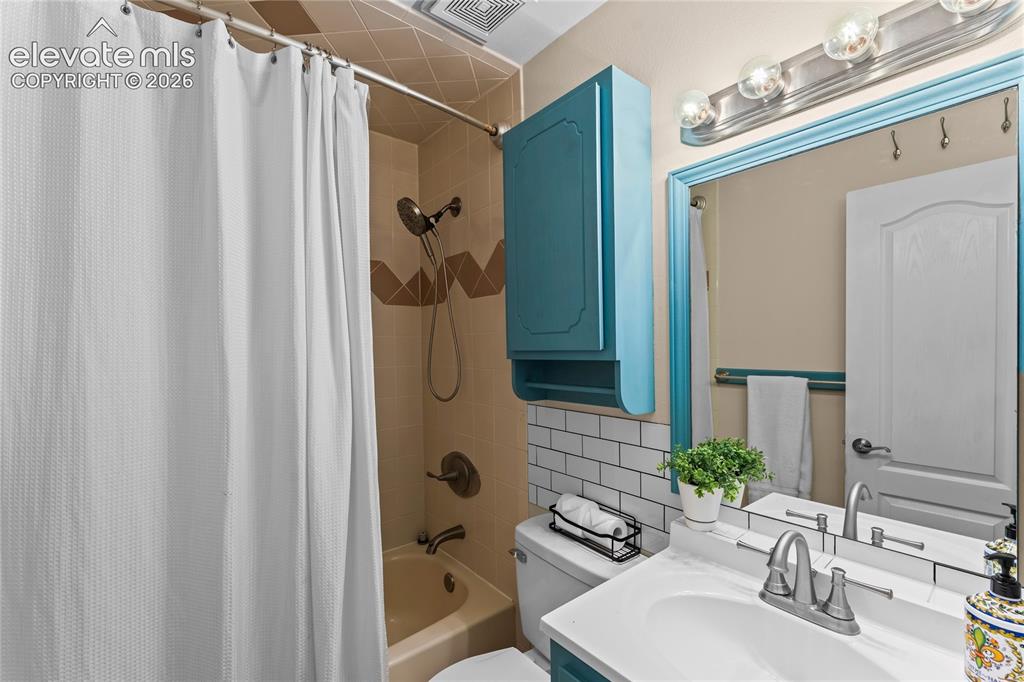 Image 17 of 40: Bathroom