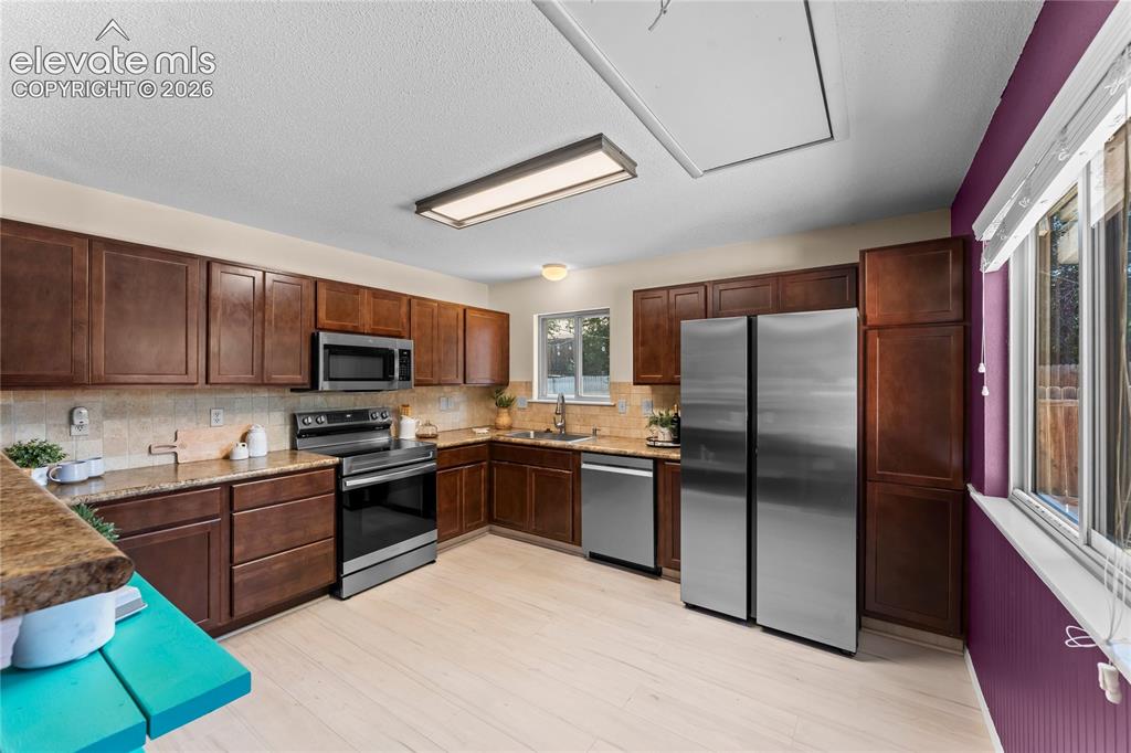 Image 8 of 40: Kitchen