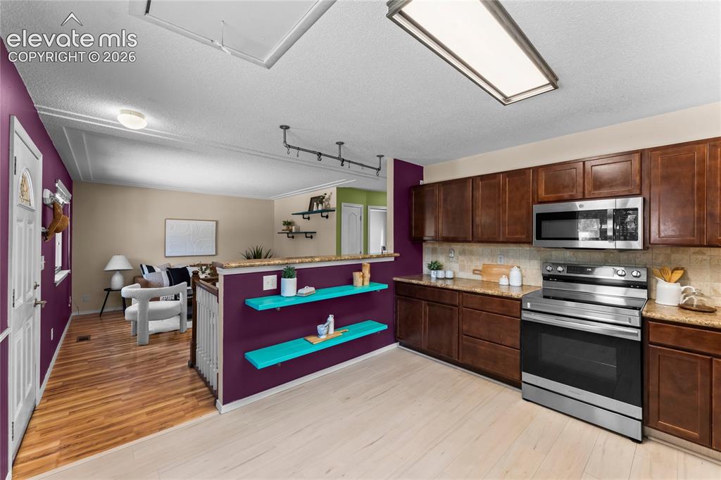 Image 9 of 40: Kitchen
