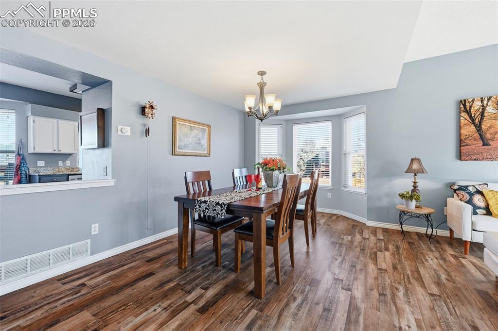 Image 10 of 45: Dining Area