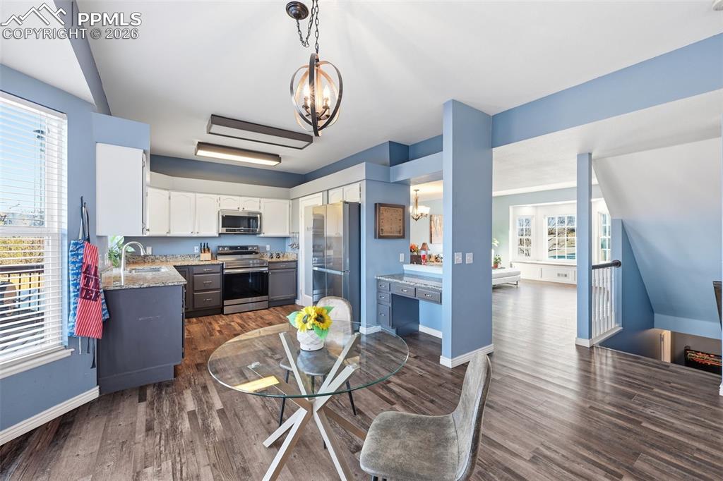 Image 11 of 45: Dining Area