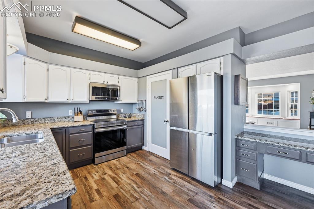 Image 12 of 45: Kitchen