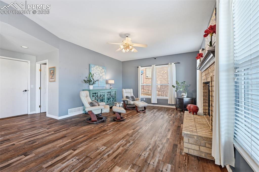 Image 17 of 45: Sitting Room