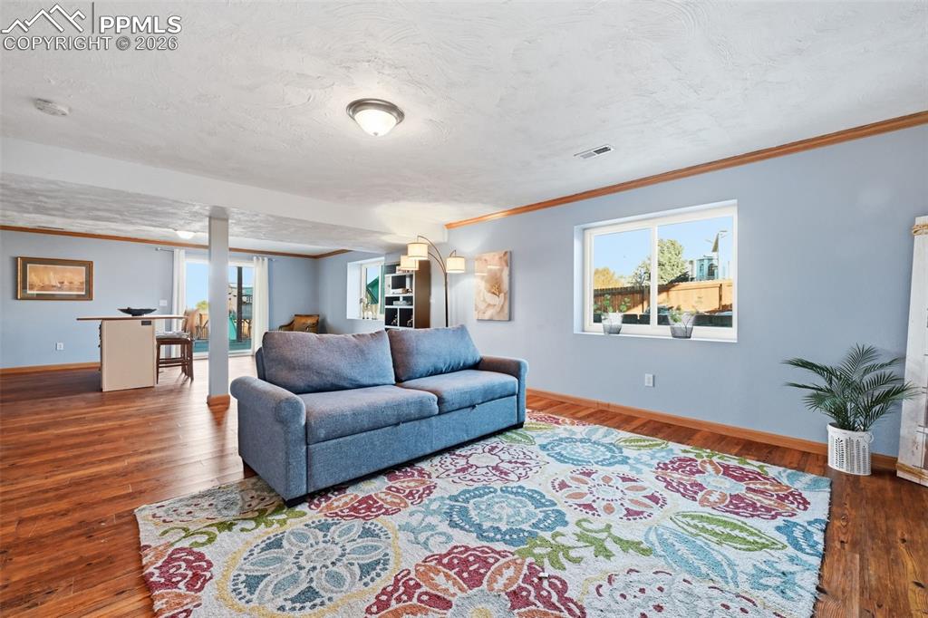 Image 27 of 45: Living Room