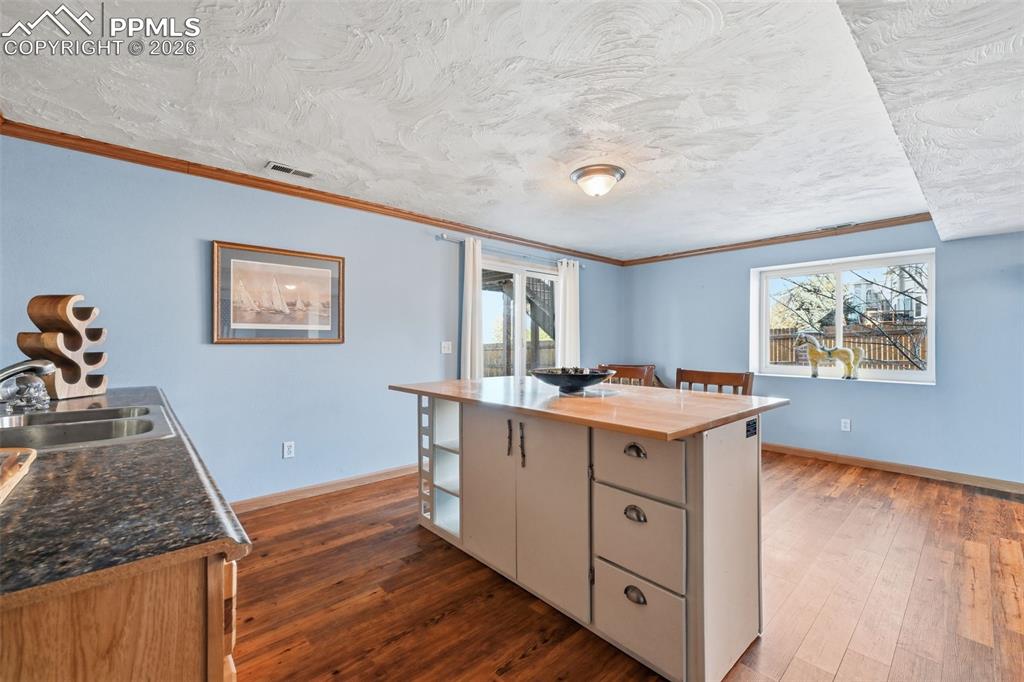 Image 30 of 45: Kitchen